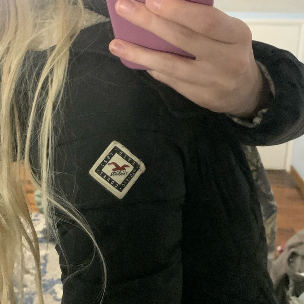 Hollister black winter coat, puffer type jacket with hood, size small - Picture 4 of 9
